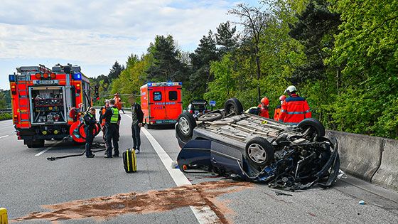 Bei einem schweren Unfall auf der A7 zwischen Hausbruch und Heimfeld gab es am Samstagmorgen einen lebensgefährlich Verletzten und drei Schwerverletzte. | Foto: HamburgNews Nachrichtenfotografie