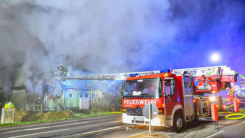 Die Flüchtlingsunterkunft an der Gildestraße in Buxtehude stand am frühen Karfreitagmorgen in Flammen. | Foto: HamburgNews