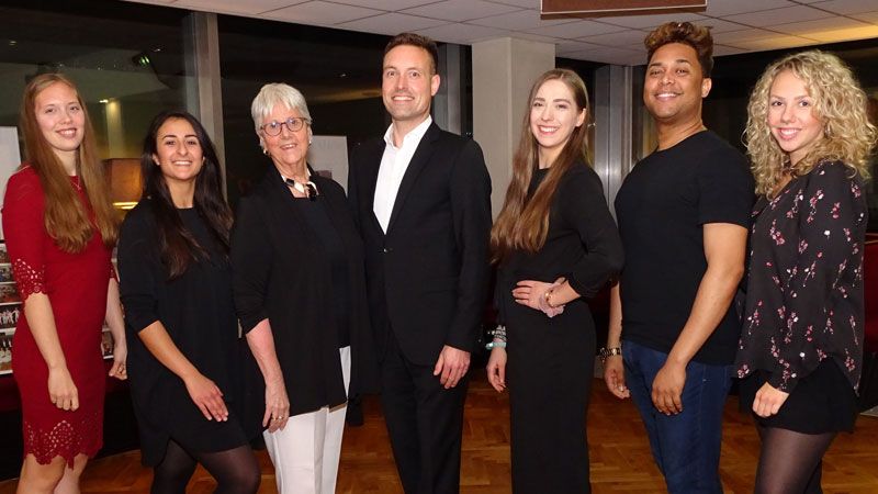 Evelyn Hädrich-Hörmann und Stefan Thimm (Bildmitte) mit Hanna Hauschild (von links), Nadia Safine, Nathalie Rozanski, Gilearde Goss und Lilly Muhl. | Foto: Ilka Teschner