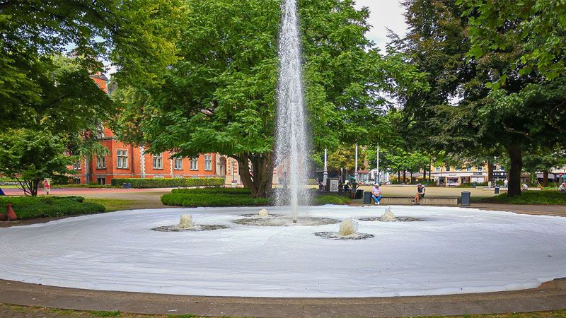 Der Harburger Rathausbrunnen verwandelte sich (wieder einmal) in ein Schaumbad. | Foto: HamburgNews