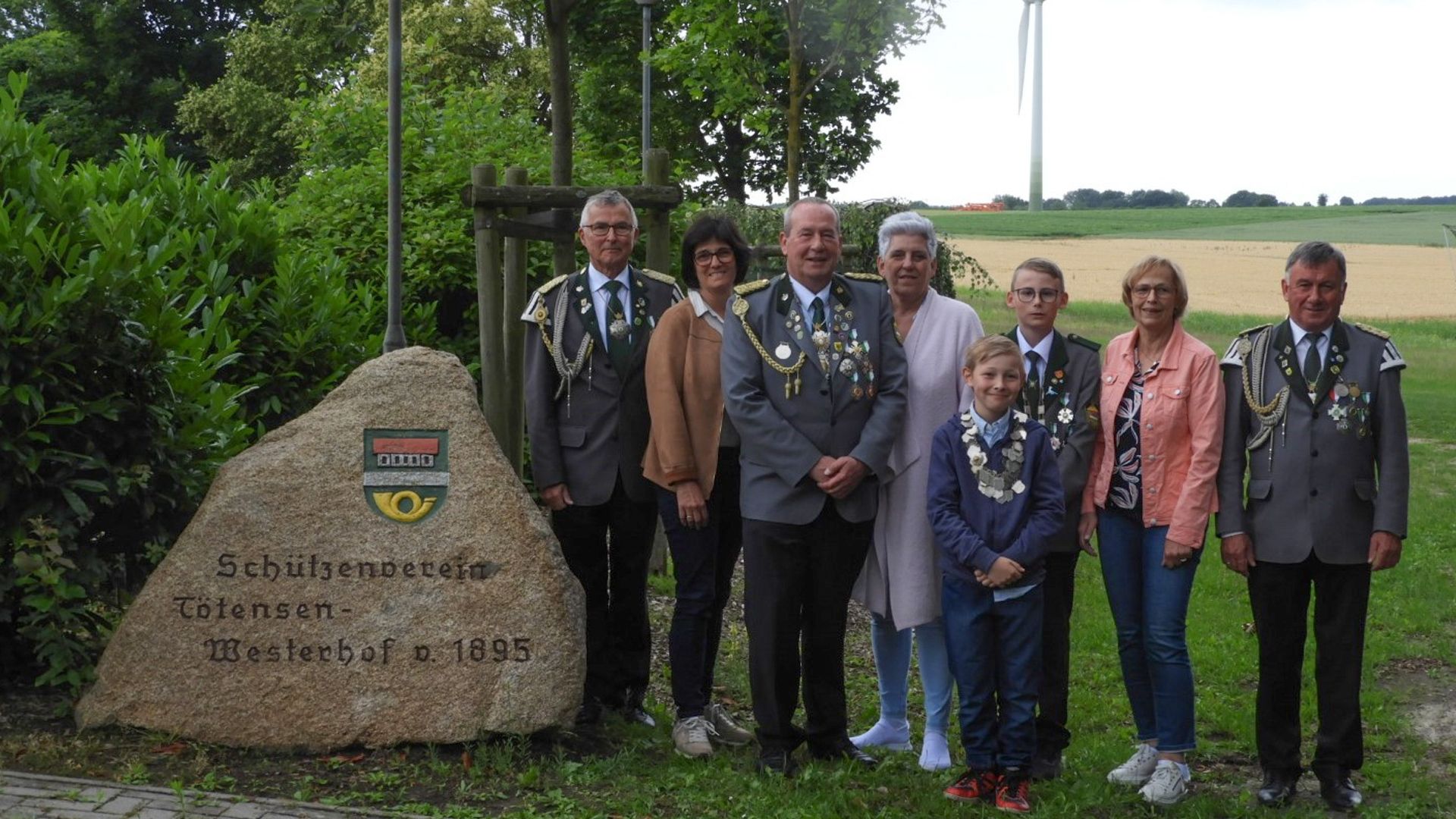 Die scheidende Königscrew des Schützenvereins Tötensen-Westerhof: Peter Rademacher (von links), Adjutant) mit seiner Frau Anette, König Frank von Pein "Frankie der Nordische" mit Königin Annette (auch amtierende Damenkönigin), Kinderkönig Marlon Früchtenich, Jugendkönig Michel Krivohlavek, Anke und Bernd Stemmann (Adjutant). Es fehlt die Kinderkönigin Theresa Preuss. | Foto: SV Tötensen-Westerhof