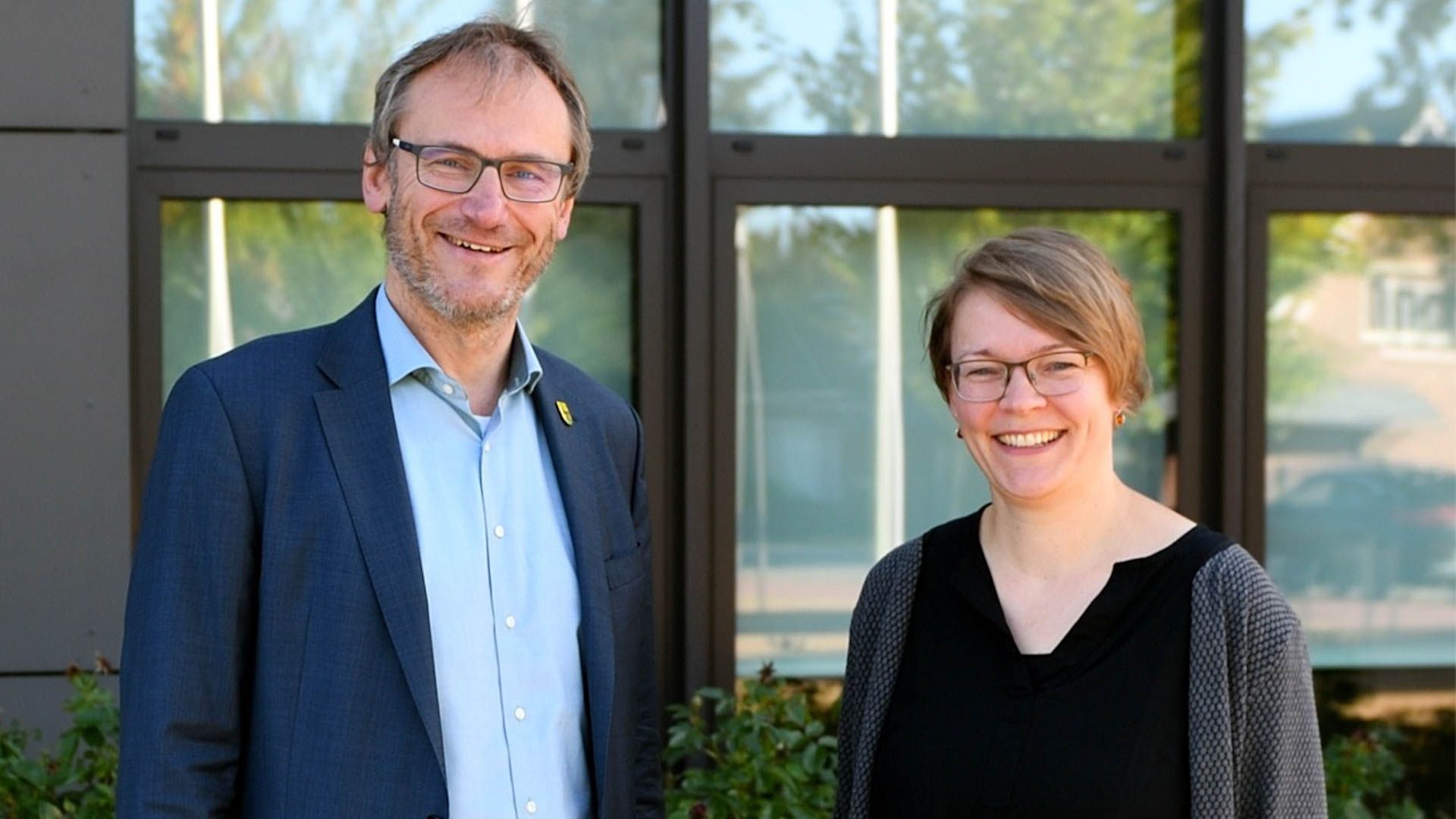 Die neue Leiterin der Bauabteilung der Gemeinde Rosengarten, Hedda Ahlers, und Rosengartens Bürgermeister Dirk Seidler. | Foto: Gemeinde Rosengarten/V. Stöver