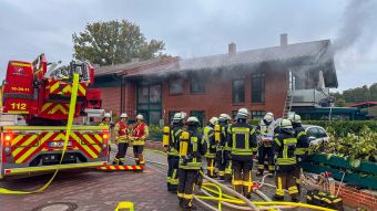 das Feuer in dem Mehrfamilienhaus beschädigte mehrere Wohnungen. Foto: JOTO