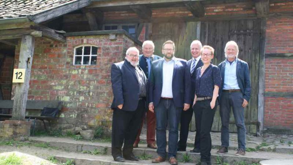 Begrüßung des zukünftigen Museumsdirektors Stefan Zimmermann. Museumsdirektor Prof. Dr. Rolf Wiese (vorn, von links), Stefan Zimmermann, der zukünftige Museumsdirektor, Carina Meyer, Kaufmännische Geschäftsführerin. Hinten von links: Heiner Schönecke (hinten, von links): Vorsitzender des Fördervereins des Freilichtmuseums am Kiekeberg e. V. Rainer Rempe, Landrat des Landkreises Harburg. | Foto: ein