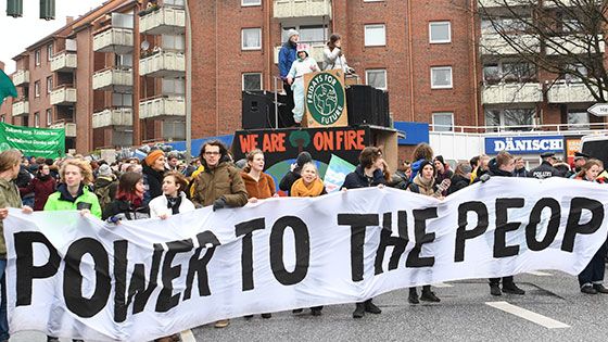 Rund 350 von Fridays Fot Future demonstrierten am Freitag in der Harburger Innenstadt. | Niels Kreller