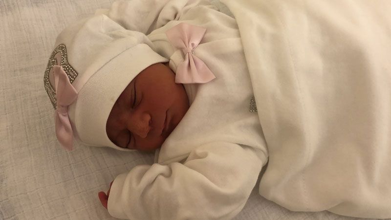 Die kleine Mira ist Harburgs Neujahrsbaby. Sie kam am Neujahrsabend in der Mariahilf Klinik auf die Welt. | Foto: Swantje Bungarten/Helios