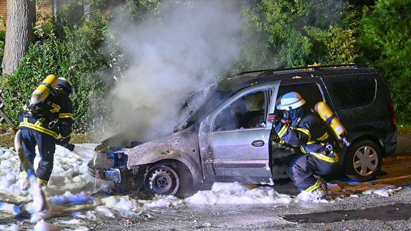 Diese Dacia Logan brannte in der Dienstagnacht in Neugraben aus. | Foto: HamburgNews