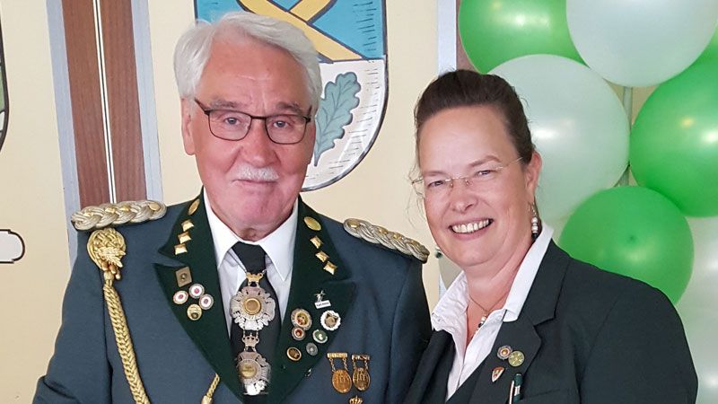 Martina Wiechers, Präsidentin des Schützenkreisverbands Harburg-Stadt, ehrte den langjährigen Ersten Vorsitzende des Schützenvereins Hausbruch, Alt- und Neuwiedenthal, Karl Heinz Ahlt, mit der Ehrennadel in Gold des Landesverbands. | Foto: ein