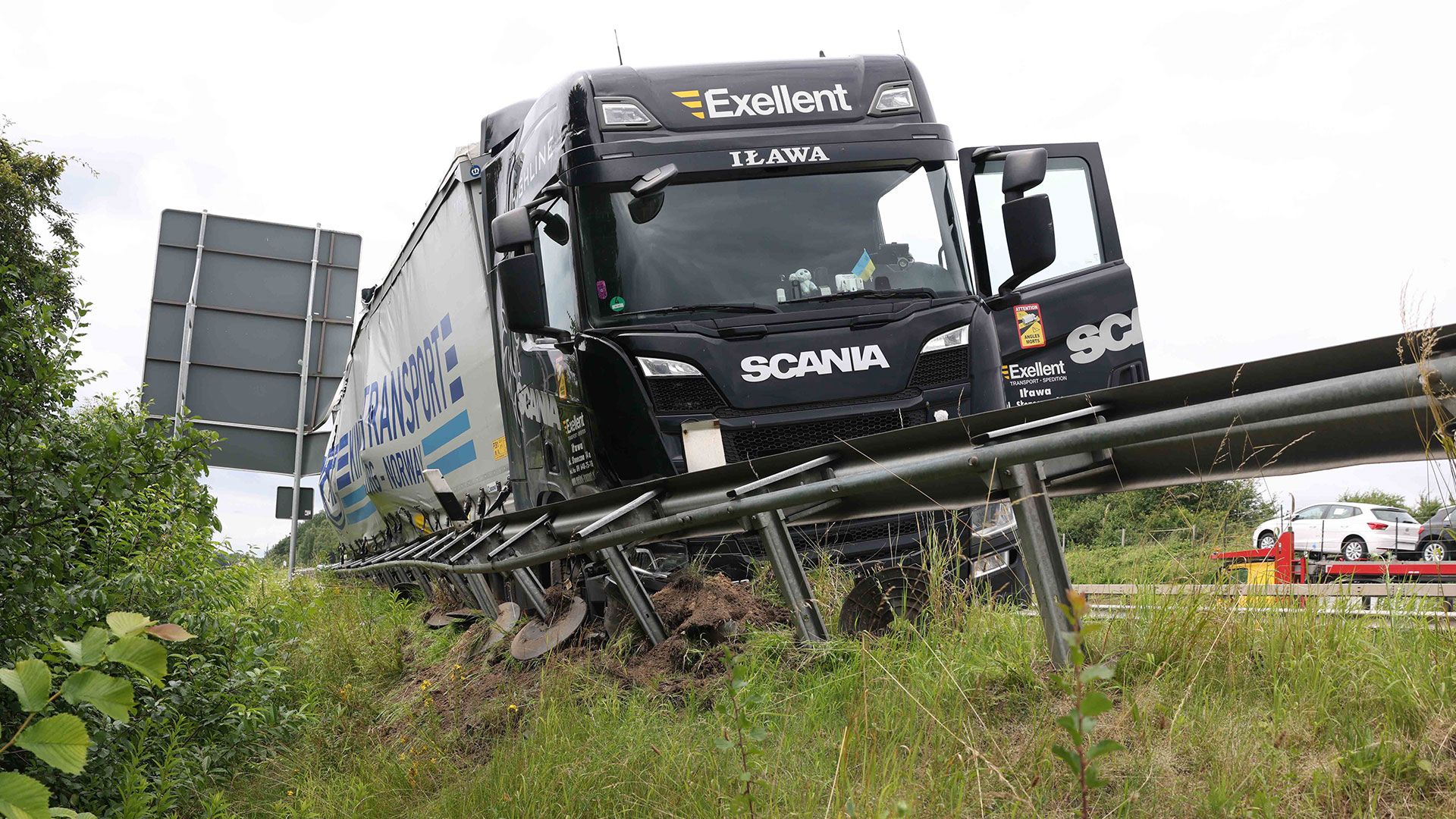 Dieser LKW krachte in die Leitplanke sowie in ein Autobahnschild des Rasthofes Harburger Berge auf der A7. | Foto: Lenthe-Medien/Reimer