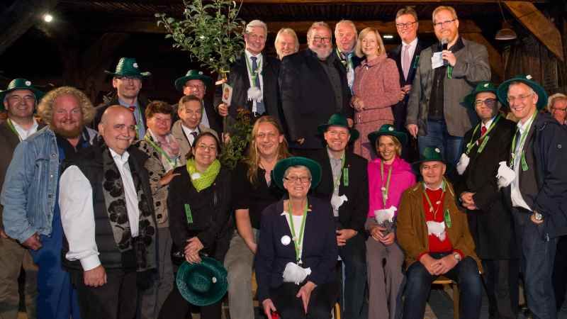 Ehrung von Prof. Dr. Rolf Wiese durch Nachbarn, Partner, Wegbegleiter beim Abschiedsfest. Obere Reihe: Rainer Rempe (von links, Landrat des Landkreises Harburg), Klaus-Wilfried Kienert (Vorsitzender des Stiftungsrats der Stiftung Freilichtmuseum am Kiekeberg), Prof. Dr. Rolf Wiese (Museumsdirektor), Heiner Schönecke (Vorsitzender des Fördervereins des Freilichtmuseums am Kiekeberg), Prof. Dr. Johanna Wanka (Bundesbildungsministerin), Michael Grosse-Brömer (MdB) und Moderator Lars Cohrs. | Foto: ein