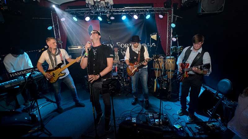 Die Jungs der Betty Fort Houseband (hier in Marias Ballroom) sorgen etest für gute Laune. | Foto: Niels Kreller