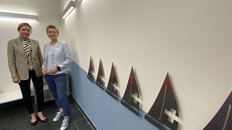 Künstlerin Maya Meinecke (links) und Dr. Simone Thiede, beim Harburger Roten Kreuz zuständig für Spenden und Zuwendungen, im DRK-Foyer vor der Gedenkinstallation. | Foto: DRK Harburg