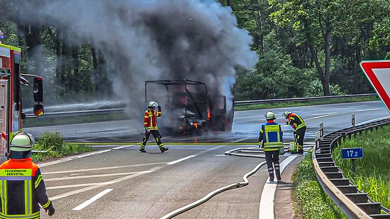 Zum Glück kamen die Insassen dieses SPrinters mit dem Schrecken davon. | Foto: Hirschmeier, Gräfe und Köhlbrandt