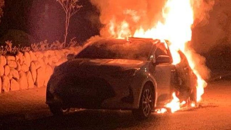 Die Polizei sucht Zeugen, die etwas über den Brandt dieses Toyota Yaris im Gerhart- Hauptmann-Ring in Neu Wulmstorf, wissen. | Foto: Polizei