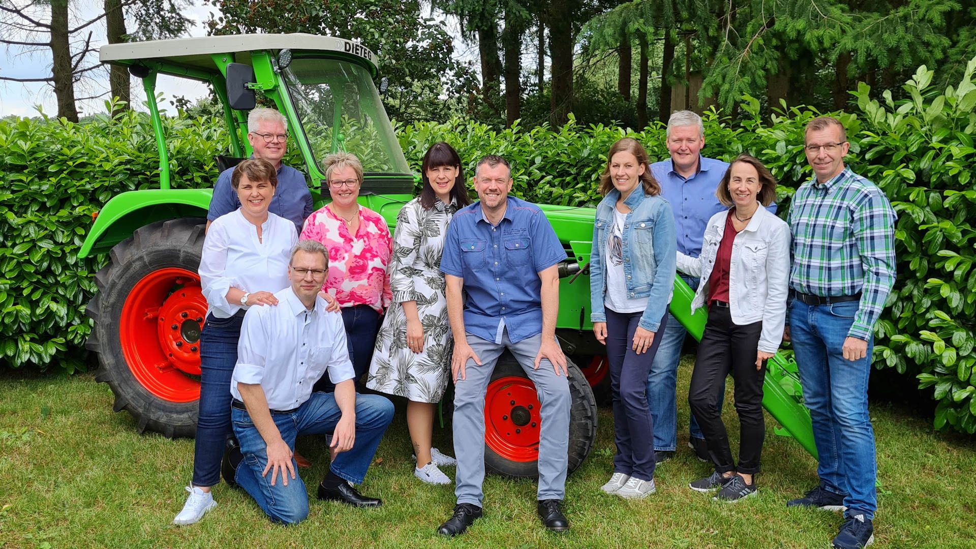 Kampens Königscrew: Nicole Zinn (von links), Heiko Kröger (vorn), Rainer und aniela Matthies, das Königspaar Dennis und Nadine Breede, Sandra und Tobias Vorwerk sowie Britta und Karsten Heitmann. | Foto: Leon Breede