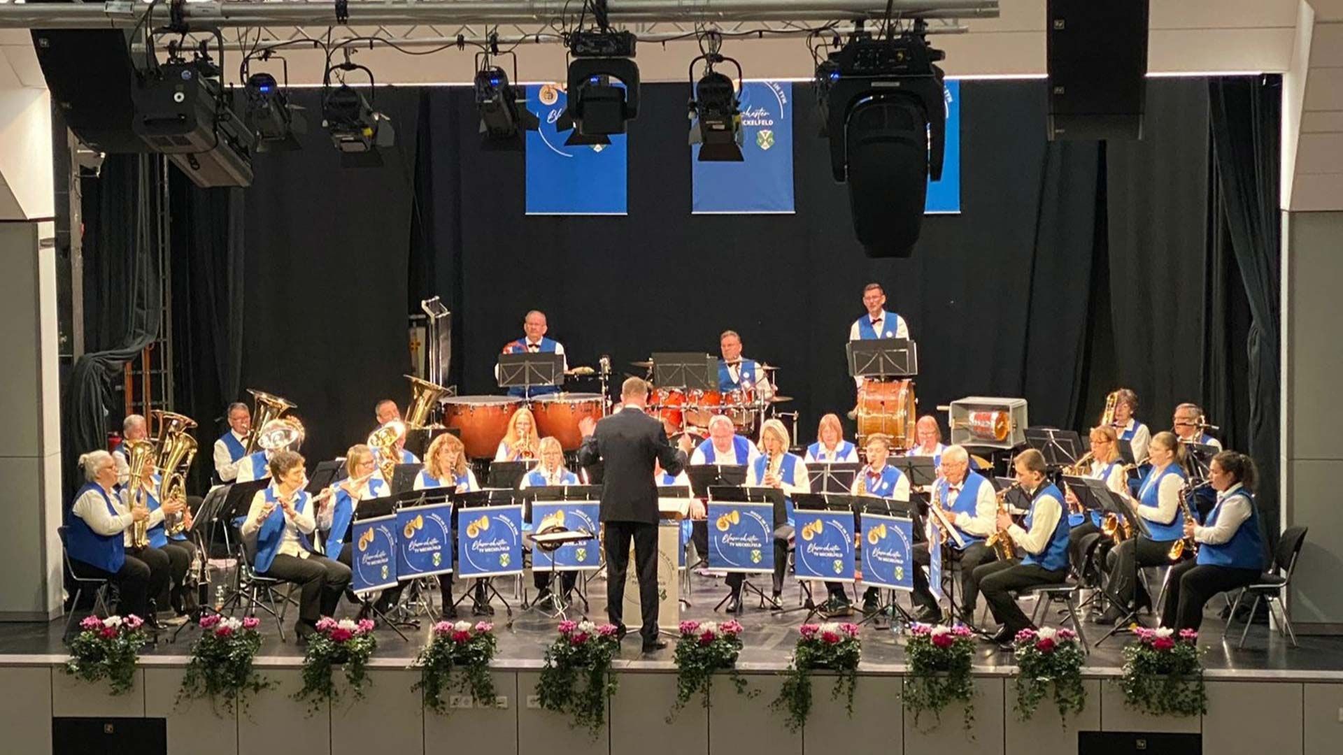 Das Blasorchester des TV Meckelfeld freut sich auf den musikalischen Jahresauftakt und möchte das Publikum beim Winterkonzert wieder mit einem vielfältigen Programm begeistern. Foto: Musik im TVM