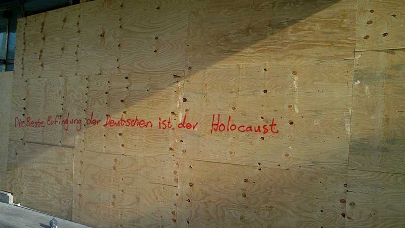 Erst im Februar waren zuletzt antisemitische Parolen in Harburg aufgetaucht - wie hier am Harburg Center. | Foto: Harburger Bündnis Einig gegen Rechts