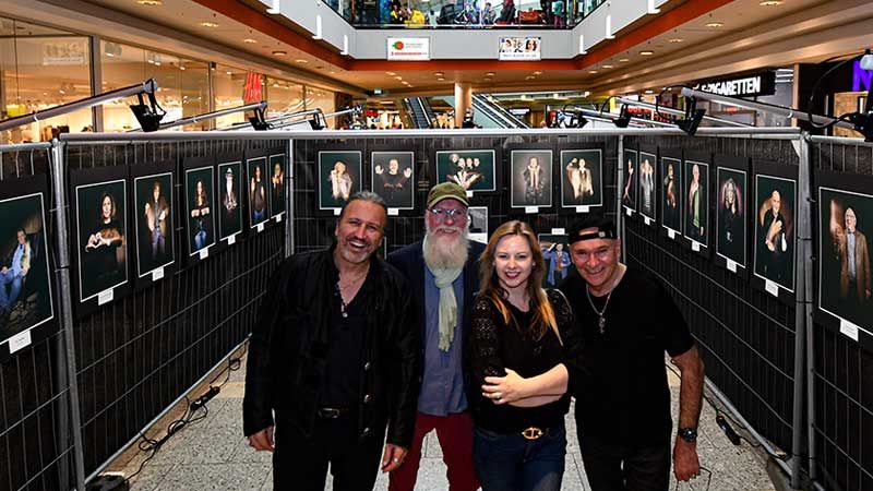 Im Phoenix-Center gab es die Fotos des Kalender von Peter Sebastian (rechts) zu sehen, den dieser mit Fabrizio Barile (links) und Tanja Rübcke entworfen hat. Unterstützt wurden sie dabei von John Langley (2.v.L.). | Foto: Niels Kreller