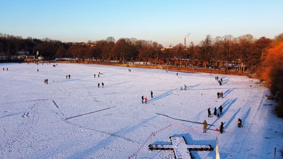 Leichtsinn pur: Mehrere hundert Menschen waren gestern auf dem zu dünnen Eis der Außenmühle unterwegs. | Foto: HamburgNews