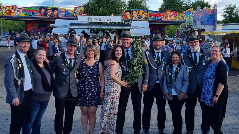 Strahlende Gesichter beim neuen Nenndorfer König Mathis Stolle (Mitte) und seiner Königscrew. | Foto: SV Nenndorf