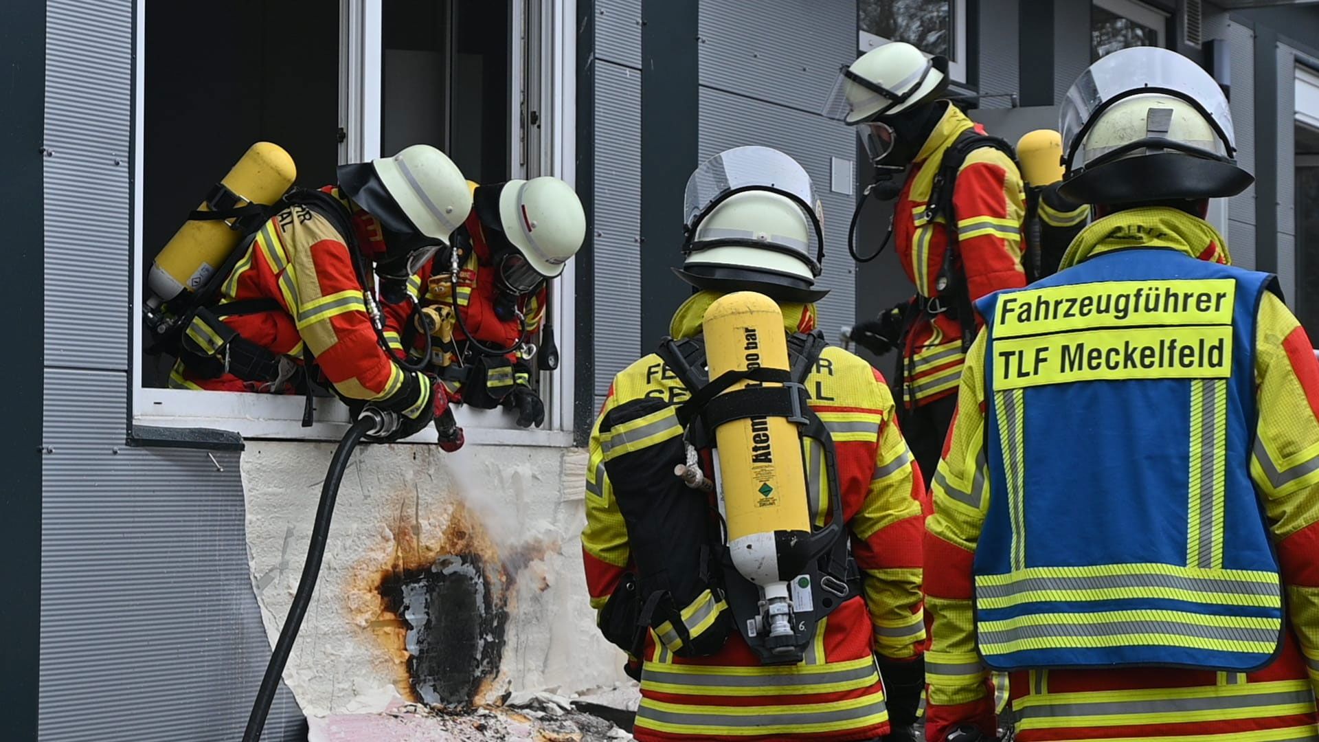 Eine Stunde war die Feuerwehr mit dem schwelbrand am Gymnasium Meckelfeld beschäftigt. | Foto: Björn Reimer