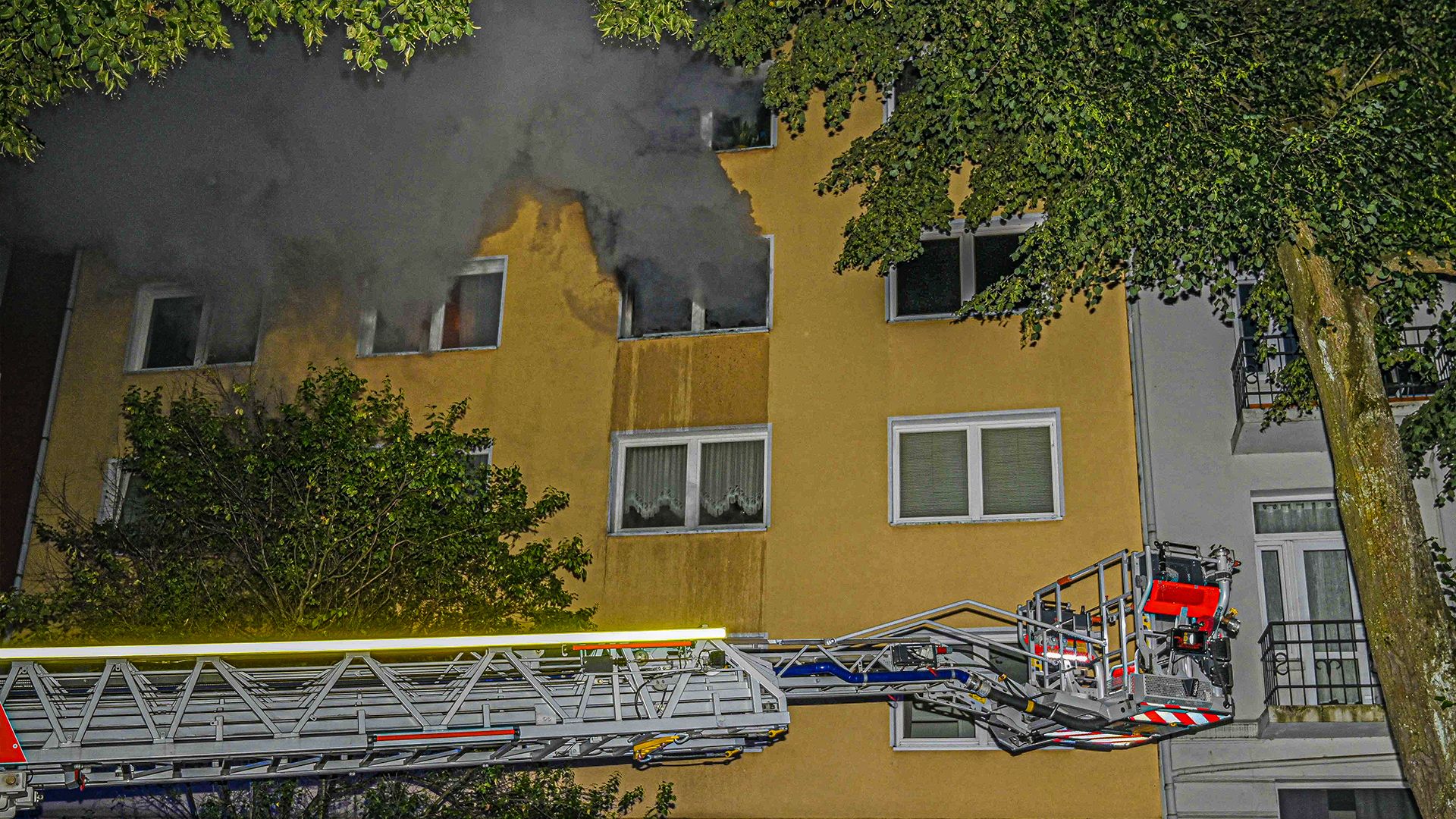 Dicker Qualm kommt aus der Wohnung in der Bremer Straße in Harburg. | Foto: HamburgNews