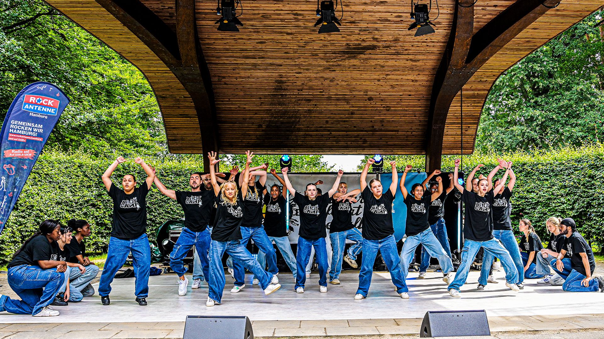 Jetzt für "Sommer im Park bewerben und mit viel Action dabei sein - wie die Hip Hop Academy auf der Freilichtbühne im vergangene Jahr. | Foto: Niels Kreller