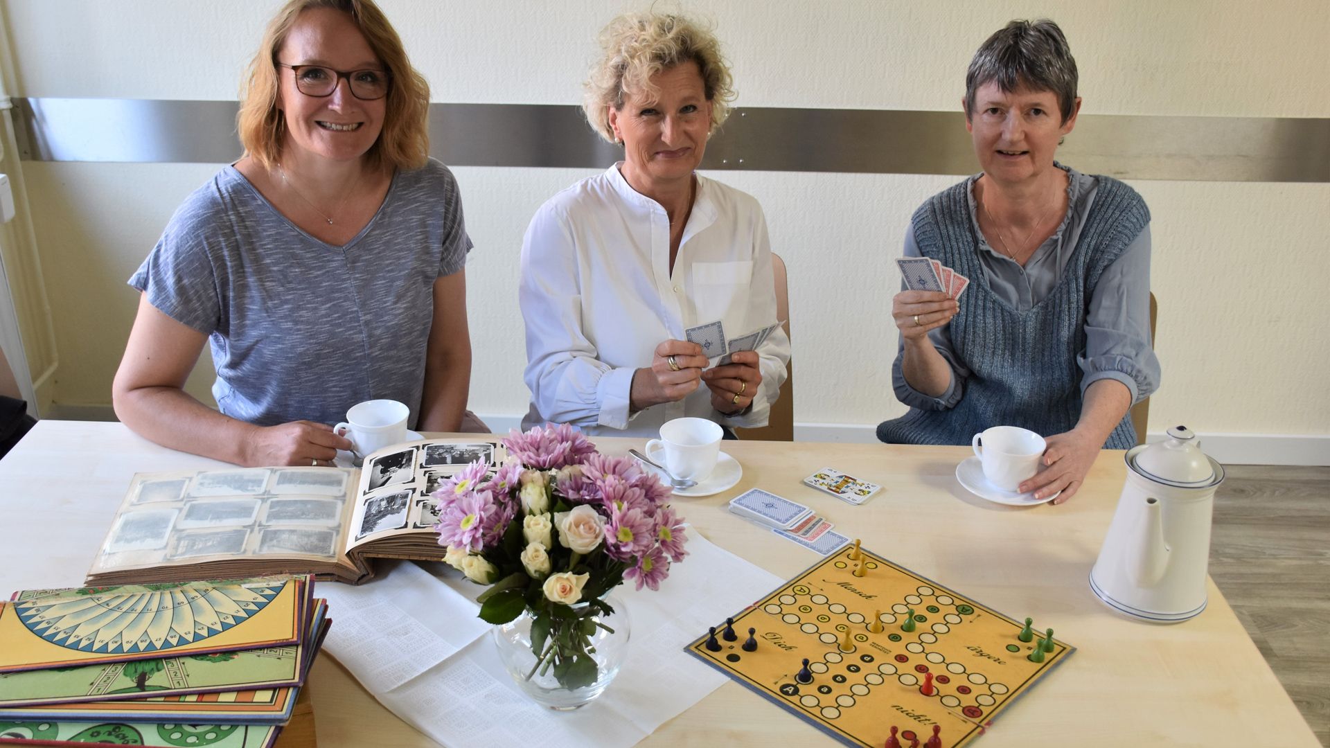 Kartenspielen, Kaffee trinken oder Fotoalben ansehen – die Besuchsstunde kann vielfältig genutzt werden: Die Koordinatorinnen Sandra Petersen (von links), Stefanie Lang und Kirsten Wienand von den Johannitern. | Foto: Johanniter