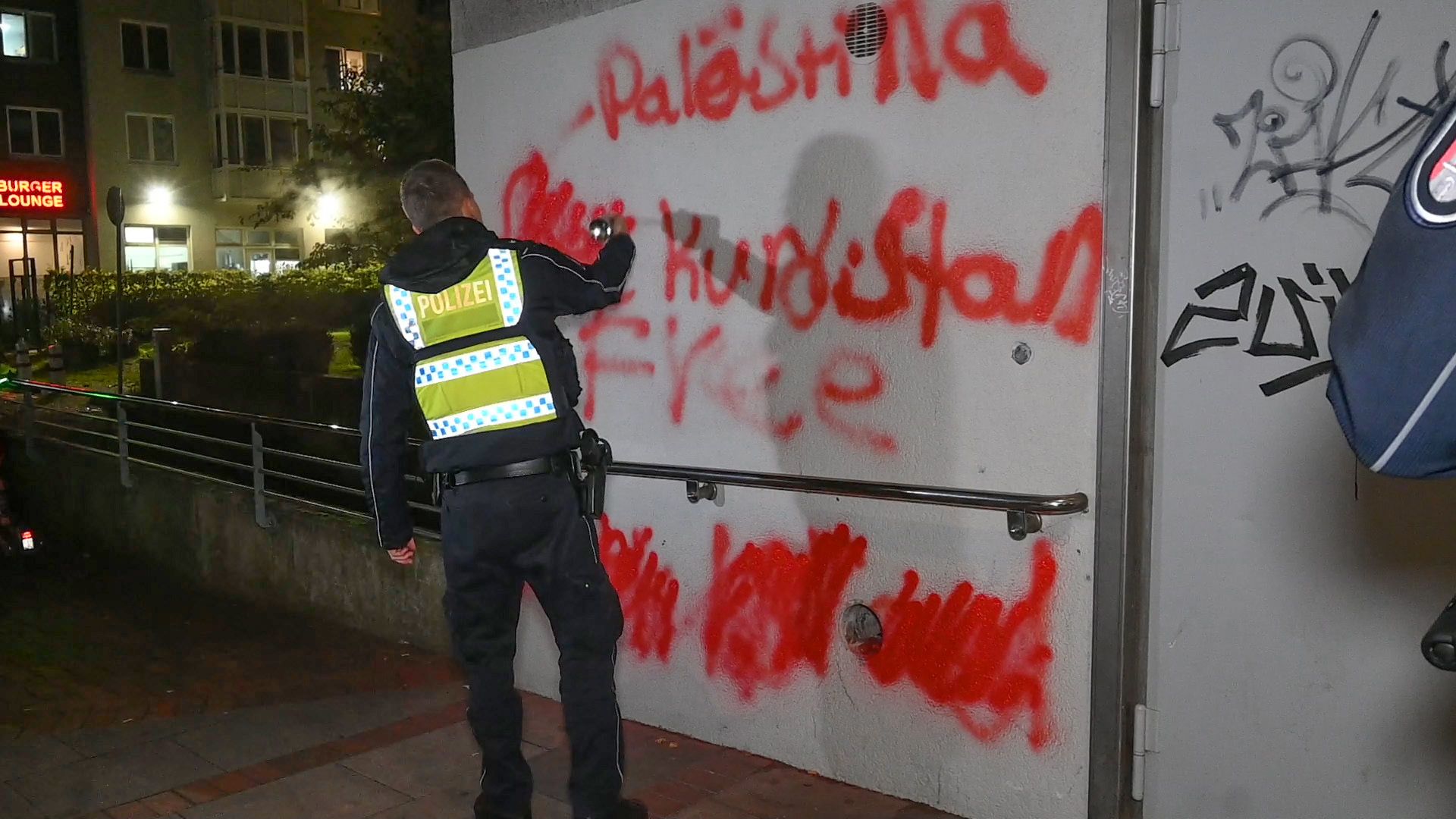 Die Polizei fotografiert selbst noch vor Ort die antisemitischen Hetzparolen. | Foto: HamburgNews