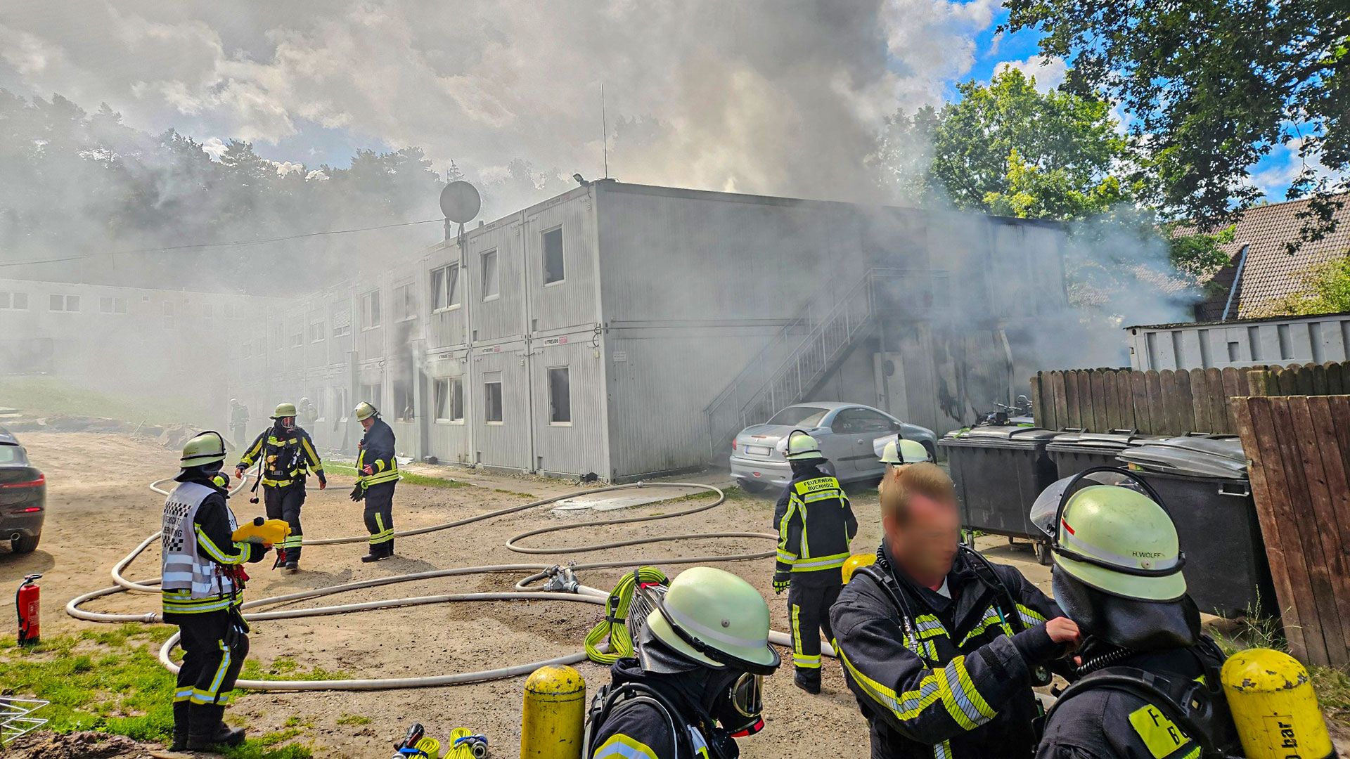 Die Feuerwehr löschte den Brand in der Flüchtlingsunterkunft: | Foto: JOTO