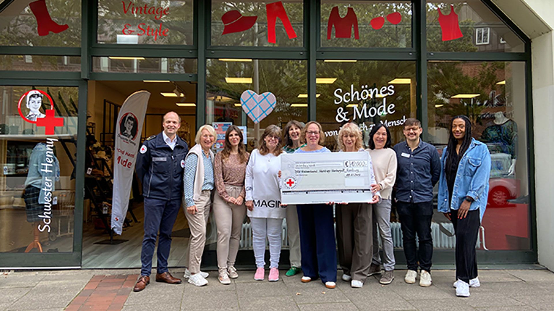 Das ehrenamtliche Team von „Schwester Henny“ mit den Vertretern der drei bedachten DRK-Projekte vor dem Shop am Harburger Ring 8-10. | Foto:  DRK-Harburg 2024