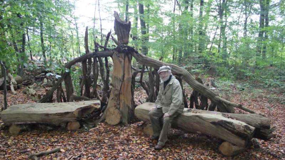 Heinrich Benjes alias Hein Botterbloom stellt sein neues Buch „Kuckucksstuhl und Katzenkäse“ in der Wassermühle Karoxbostel vor. | Foto: ein