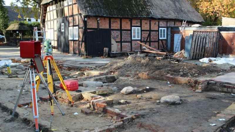 Auf dem Gelände des abgebrannten Josthofes in Salzhausen führt das Archäologische Museum Hamburg eine Ausgrabung durch. Feldsteine zeigen Fundamente eines Vorgängerbaus aus dem 17. Jahrhunderts. | Foto: ein