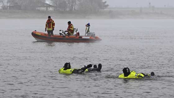 Die Feuerwehr Over-Bullenhausen demonstrierte vor vielen Besuchern erfolgreich die Menschenrettung aus der Elbe im Rahmen des traditionellen „Anbadens“. | Foto: ein/Matthias Köhlbrandt