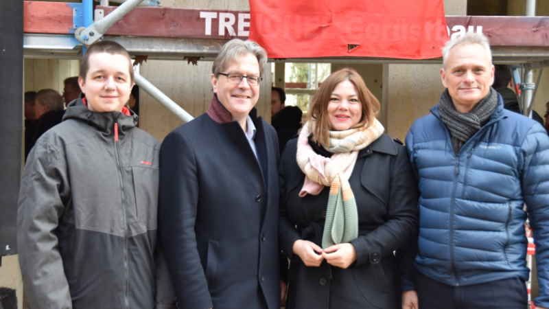 V.l.n.r.: AStA-Vorsitzender Joseph Rüffert, TUHH-Präsident Prof. Ed Brinksma, Wissenschaftssenatorin Katharina Fegebank, Geschäftsführer Sprinkenhof GmbH Martin Görge. | Foto: ein