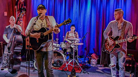 Jimmy Cornett and the Deadmen haben das F*ck Corona Festival in Marias Ballroom gegen die Auswirkungen von Corona organisiert. | Foto: Niels Kreller