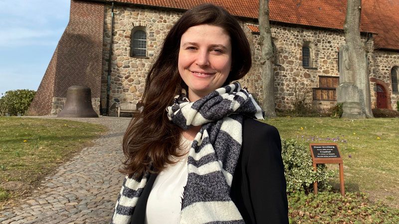 Anja-Désirée Lipponer vor der Hittfelder Mauritiuskirche. | Foto: C.Wöhling
