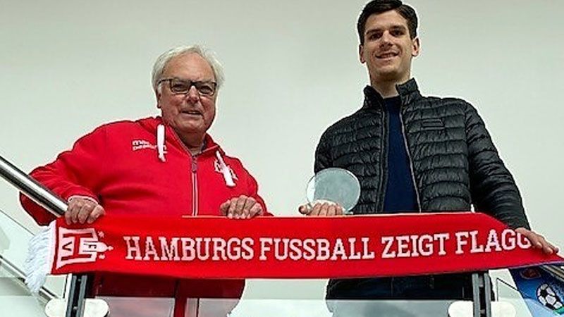 Der Vorsitzende des HFV-Verbandsjugendausschusses, Jens Bendixen-Stach überreichte dem Fußballprofi und ehemaligen HTBer Ex-HTBer Igor Matanovic die Auszeichnung zum Jugendspieler des Jahres 2021 in den Räumen des HTB auf der Jahnhöhe. | Foto: ein