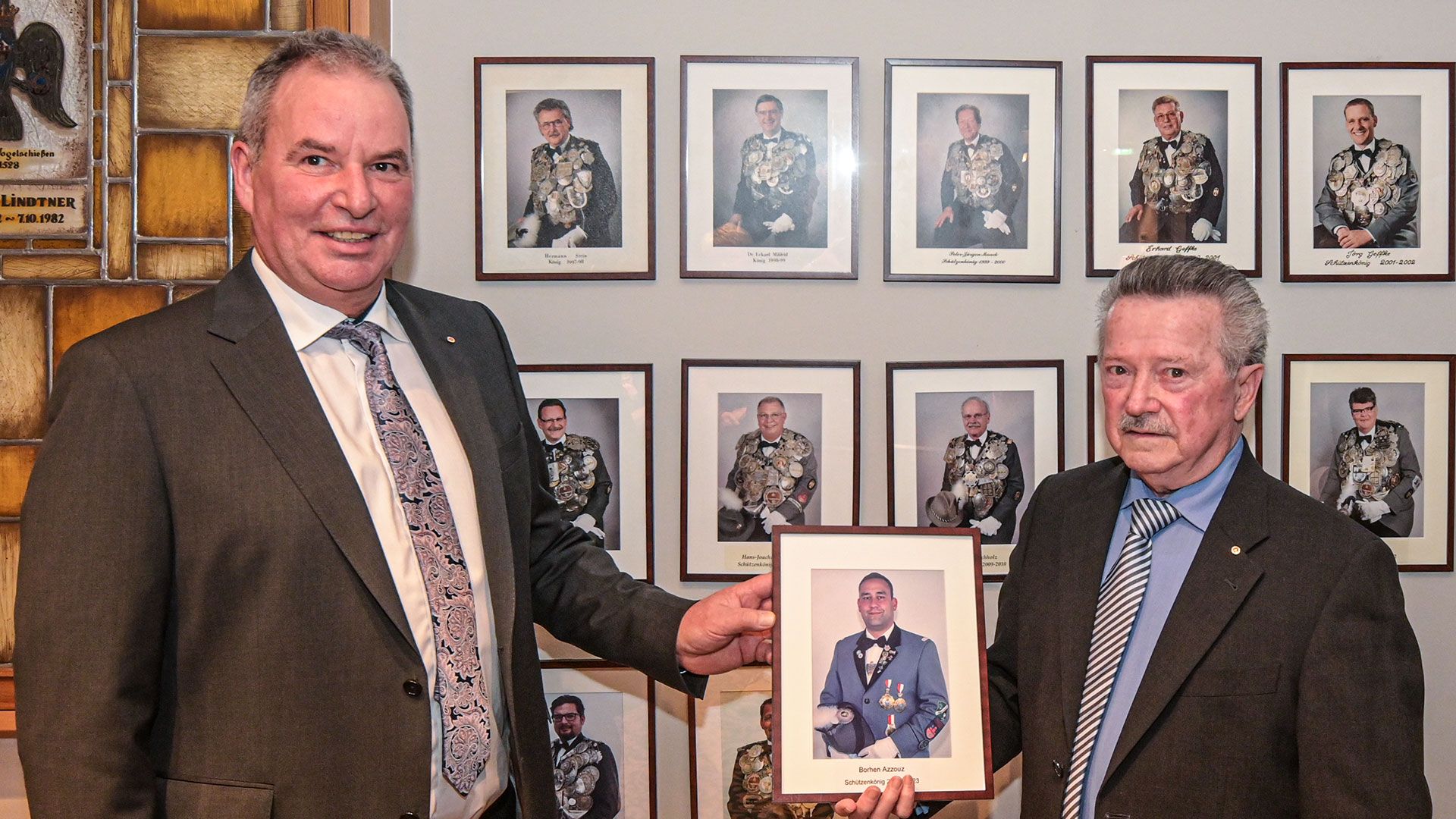 Alfred Gögel (links) und Peter Kreitmeyr (rechts) mit dem Bildnis des ehemaligen Gildekönigs Borhen "Bo" Azzouz (Mitte). | Foto: Niels Kreller