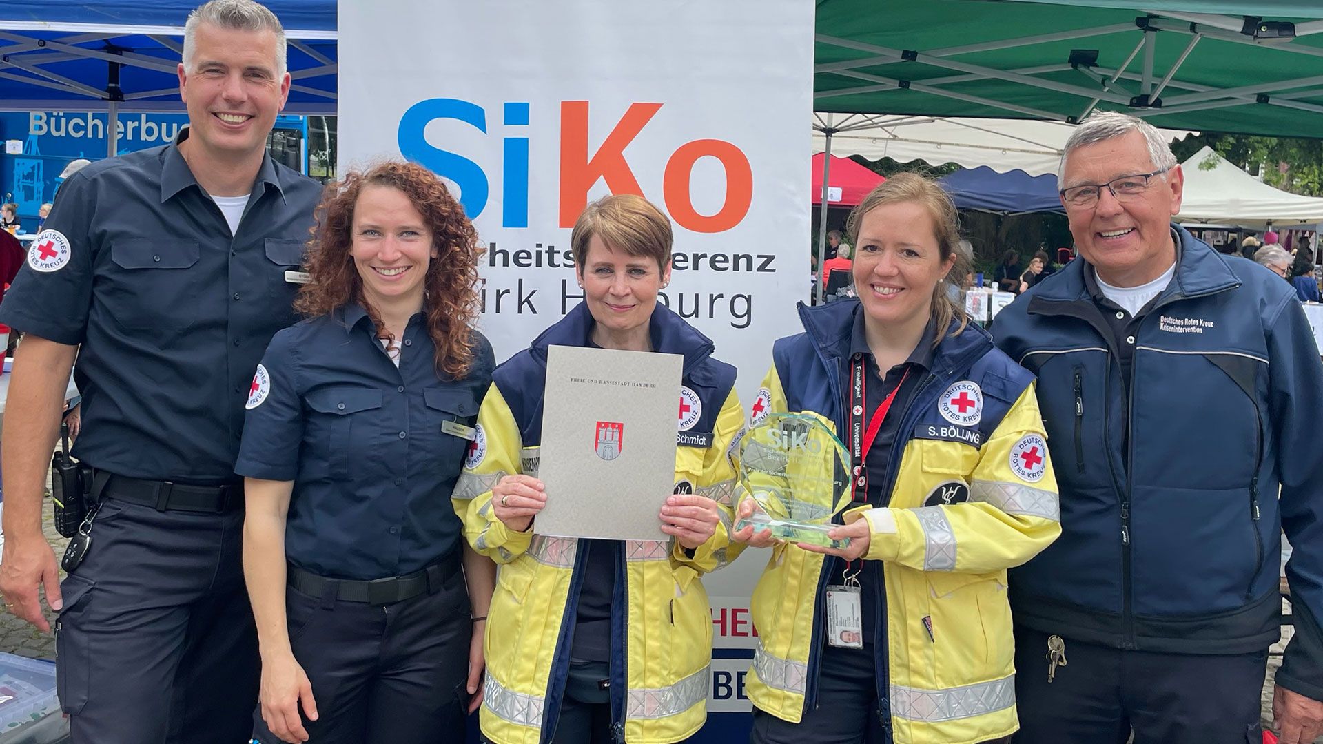 Malte Stüben (v. l.), Mia Hauser, Gabriele Schmidt, Stefanie Bölling, Claus Reyer vom KIT des DRK Harburg wurden mit dem zweiten Preis der Sicherheitskonferenz ausgezeichnet. | Foto: DRK Harburg