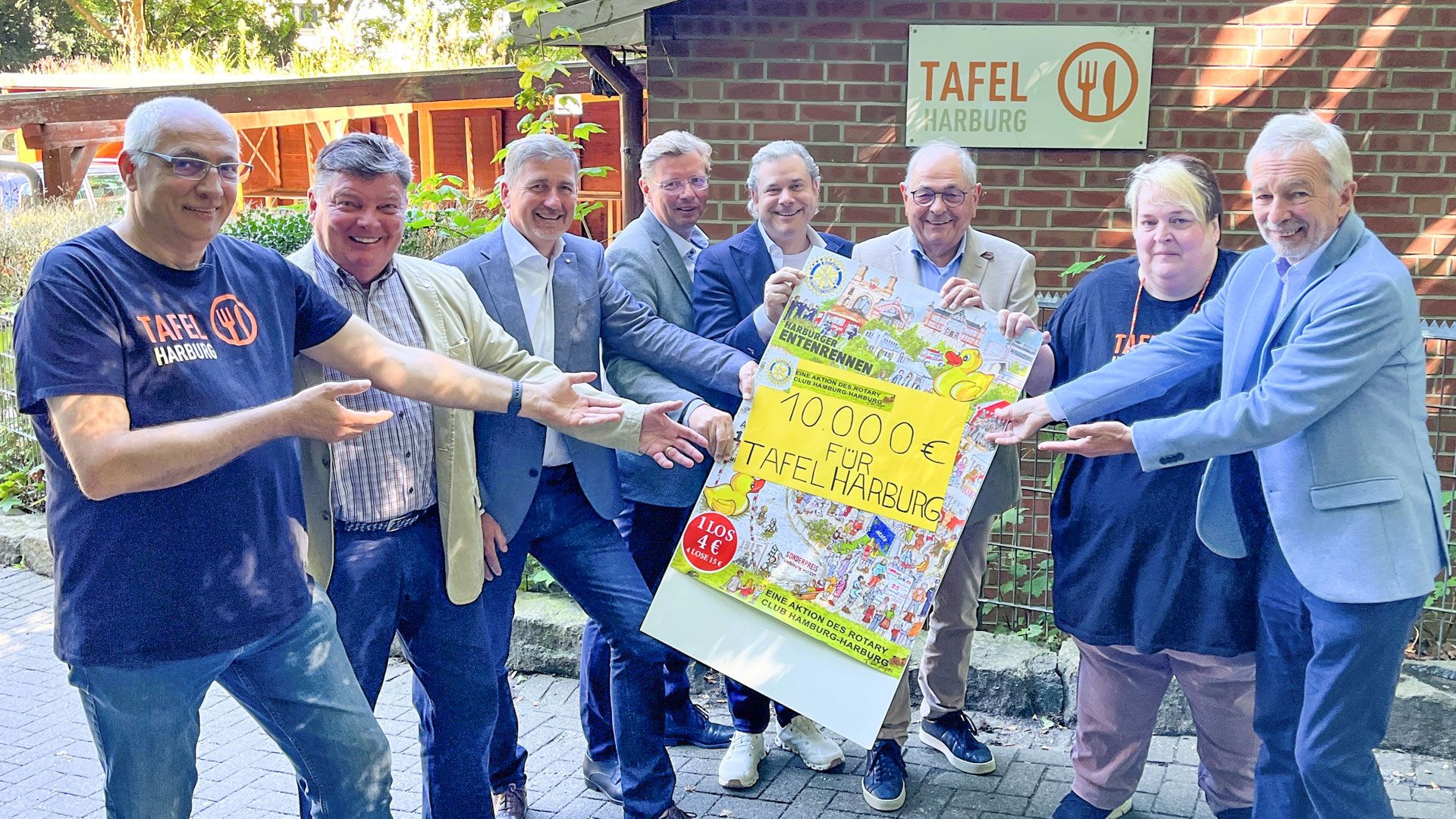 Scheckübergabe der Rotarier an die Tafel Harburg: Wolfgang Naujoks (Harburger Tafel, von links), Bernd Westermann, Torsten Schümann, Thorsten Hamel, Lühr Weber, Michael Witthöft, Sabine Pena (Harburger Tafel) und Heinz Lüers. | Foto: Rotary-Club Hamburg-Harburg