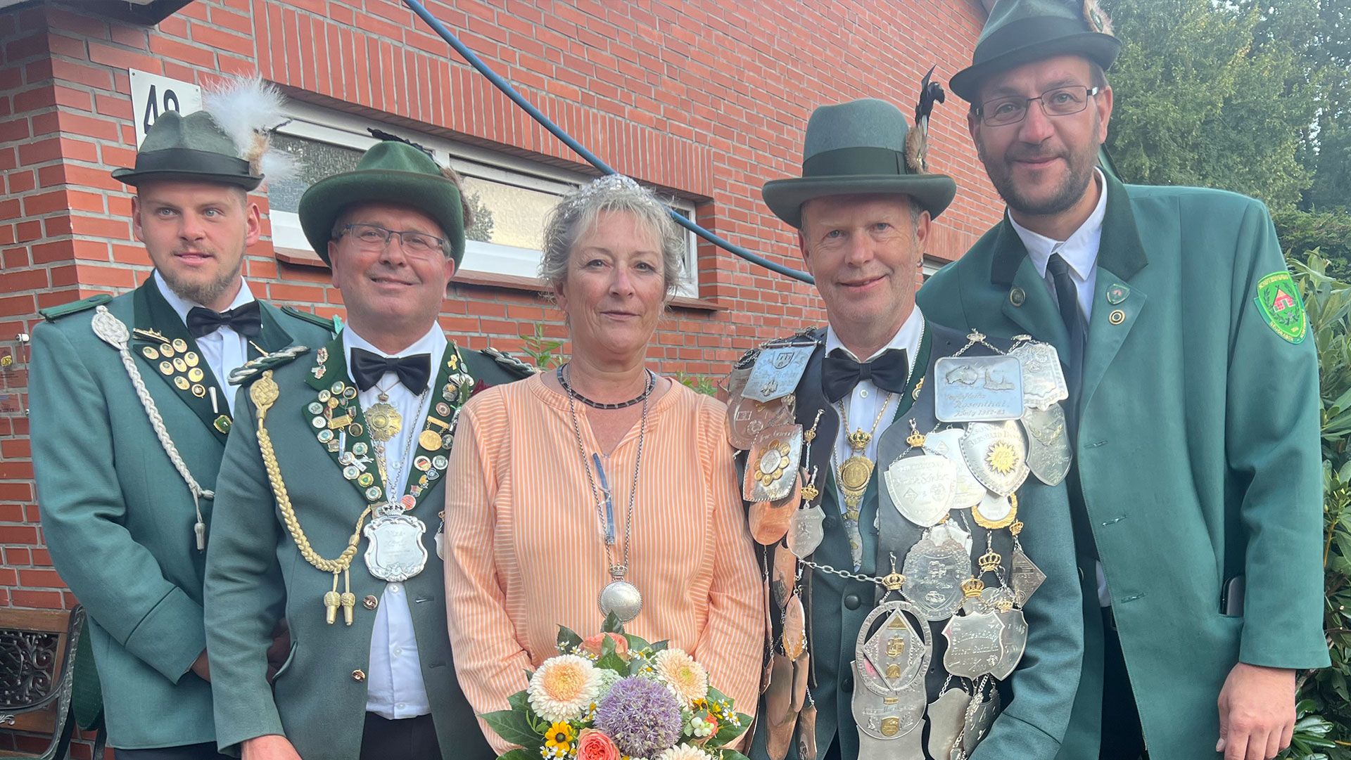 Die neue Königscrew des Schützenvereins Neugraben-Scheideholz: Maurice Gogolinski (von links), André Siebert, Ariane und Rainer Schaefer und Mario Bugenhagen. Foto: ein