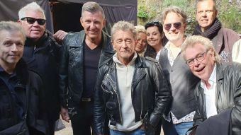 Bei einem Konzert mit dem Original in Bad Segeberg begrüßte Peter Maffay (Mitte) die Musiker von Peter M. Foto: ein