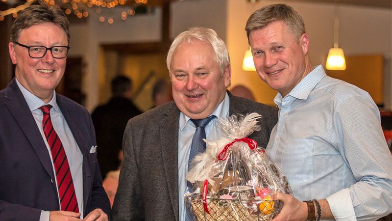 Nach seiner Wahl wurde Heiner Schönecke (Mitte) vom CDU- Bundestagsabgeordneten des Landkreises Harburg (links) und Gastredner Ulf Thiele beglückwünscht. | Foto: ein