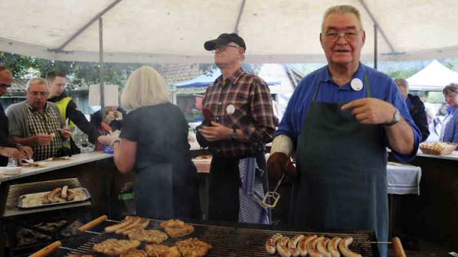 Ehrenamtliche grillen am Museumsbauernhof Wennerstorf. | Foto: ein