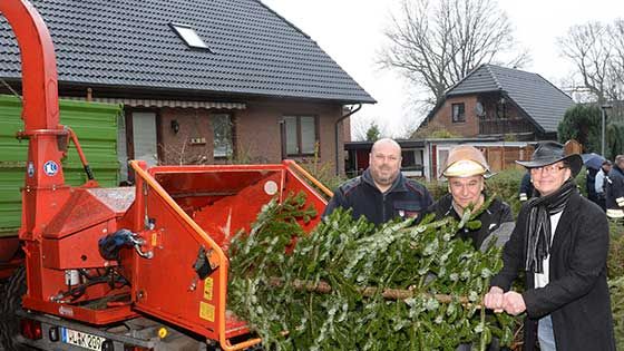 Die Schlagersänger Peter Sebastian und sein Musiker-Kollege Jan Hayston, entsorgen gemeinsam mit Roenneburgs Wehrführer Marc Lotto den ersten Tannenbaum beim 23. Schredderfest der Freiwilligen Feuerwehr in Rönneburg. Peter Sebastian hat in Harburg-Roenneburg seine Musikfirma Toi Toi Toi Records und engagiert sich seit Jahren beim Schredderfest, dessen Erlös in den Verein Unfallgeschaedigter Kinder in Hamburg geht.  | Foto:  News4HH/Lenthe