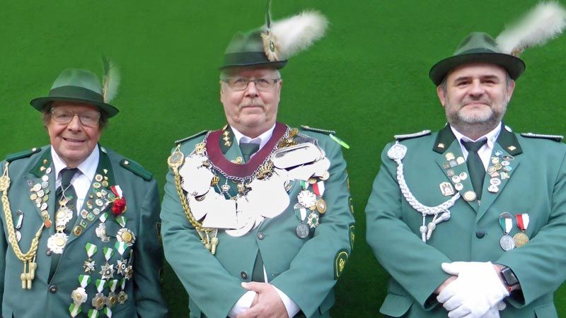 König Hartmut Rust mit seinen Adjutanten Folker Heinecke (links) Daniel Posyniak. | Foto: ein