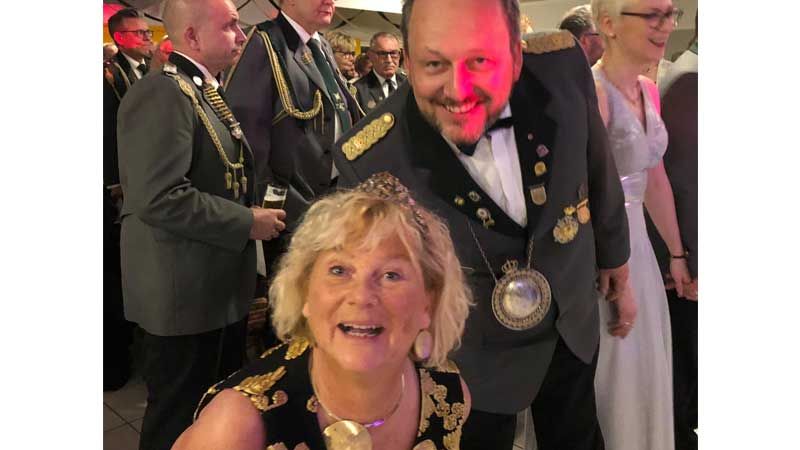 Das Nenndorfer Königspaar blickt auf ein wunderschönes Königsjahr zurück: Frank Stadtler mit seiner Königin Sabine. | Foto: ein