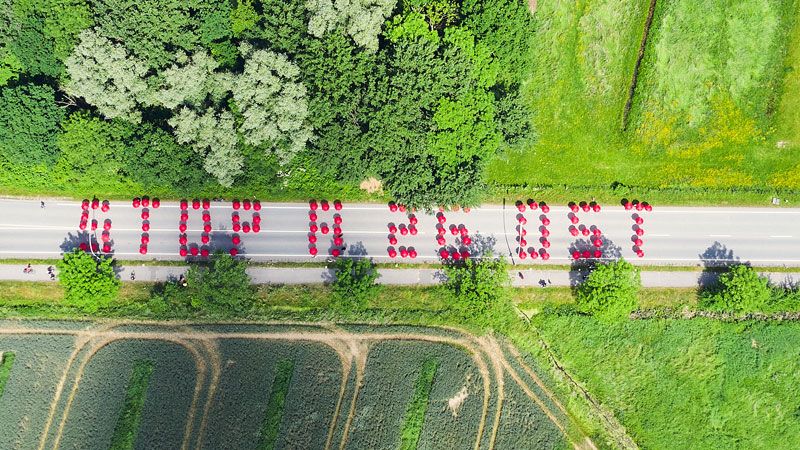 Mit 120 roten Regenschirmen formten die Demonstranten den Slogan "Stop A26 Ost" auf der Kornweide. | Foto: Bündnis Verkehrswende Hamburg