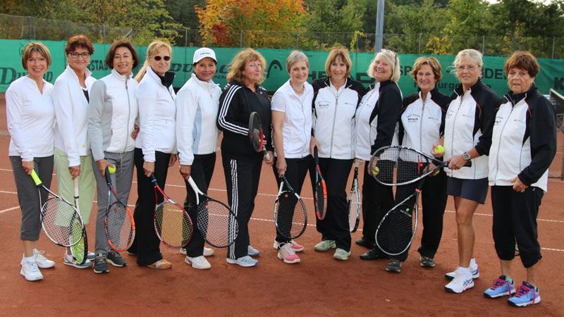 Das Team der HNT-Damen 55: Christina Meigel-Schleiff (von links), Zita Scheurer, Seylan Mohr, Ursula Ohde, Magda Nowacki, Birgitt Pietsch, Katrin Feindt, Bärbel Janke, Dörte Homann, Sigrid Hamer, Brigitte Schmidt und Bruni Lautz. | Foto: HNT/Birgit Klooth